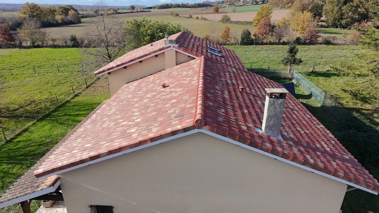 La même maison vue du ciel avec sa toiture neuve