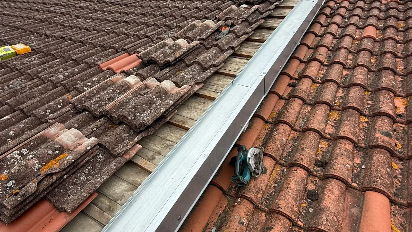 Noue en zinc neuve entre les deux pans