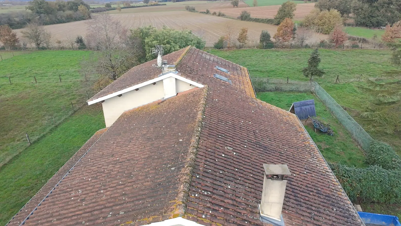 Maison de campagne vue du ciel avant travaux : toiture ancienne