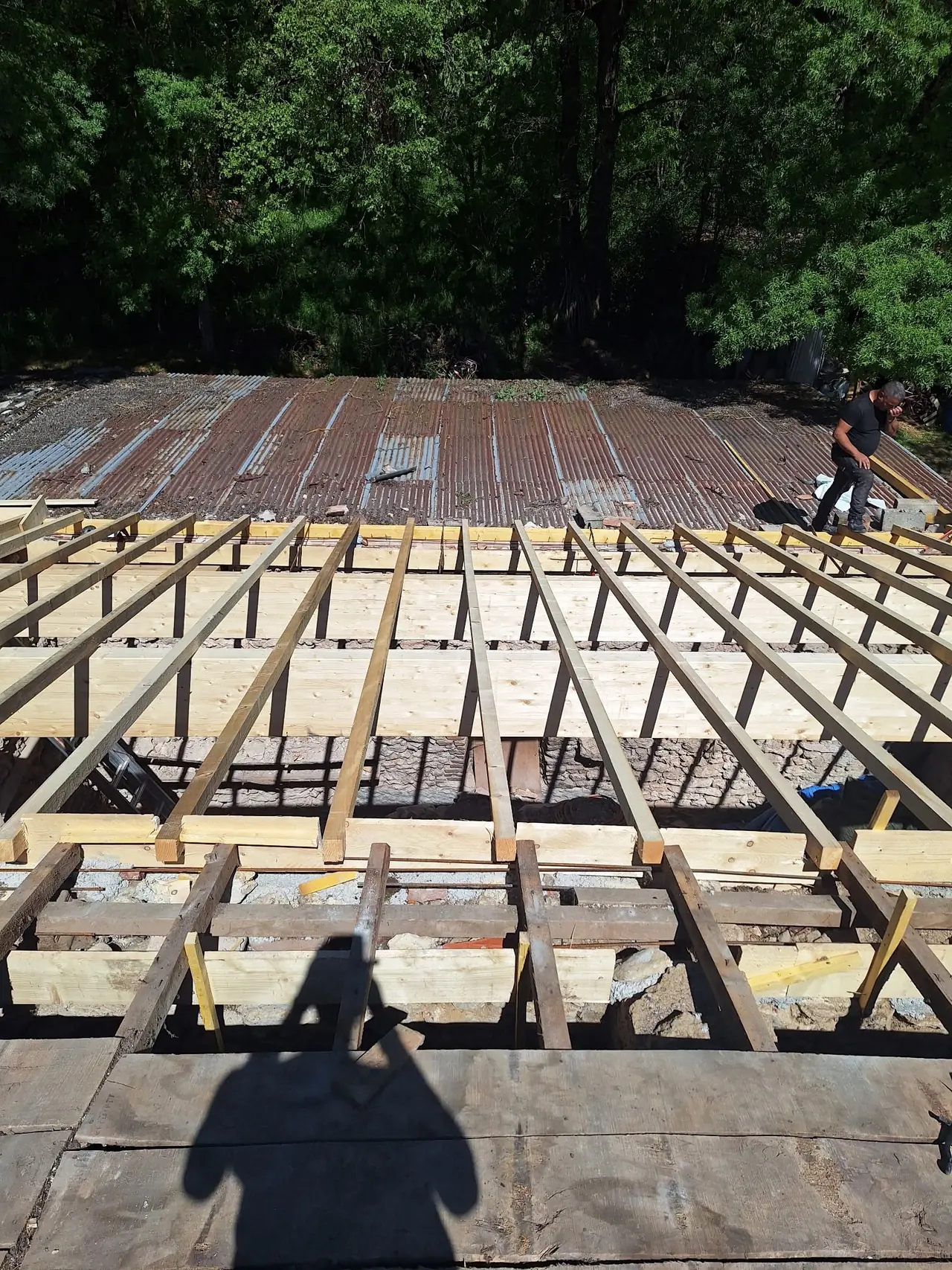 Chevrons neufs sur une toiture en reconstruction