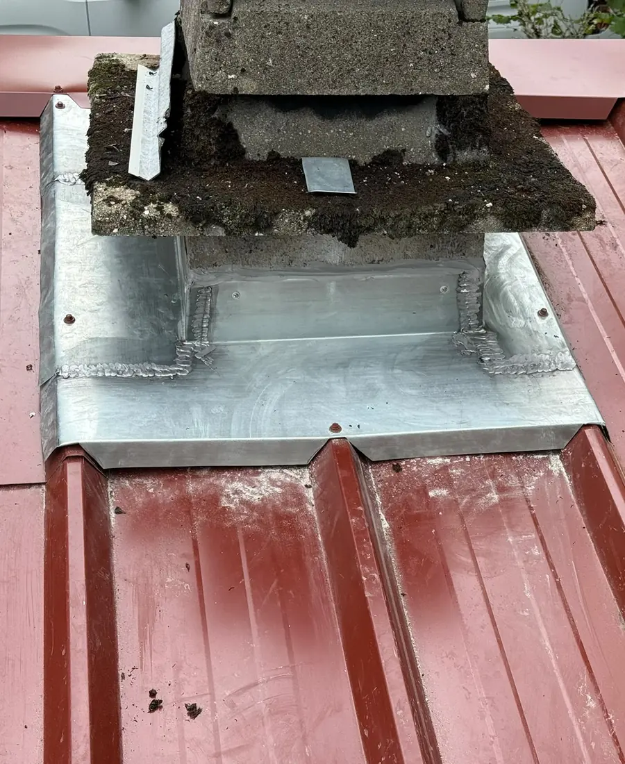 Couverture en bac acier et raccord de cheminée
