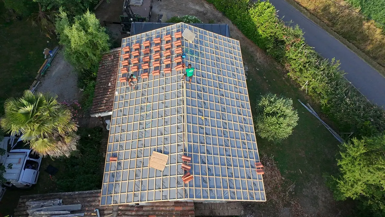 Pose des tuiles sur liteaux neufs, vue du ciel