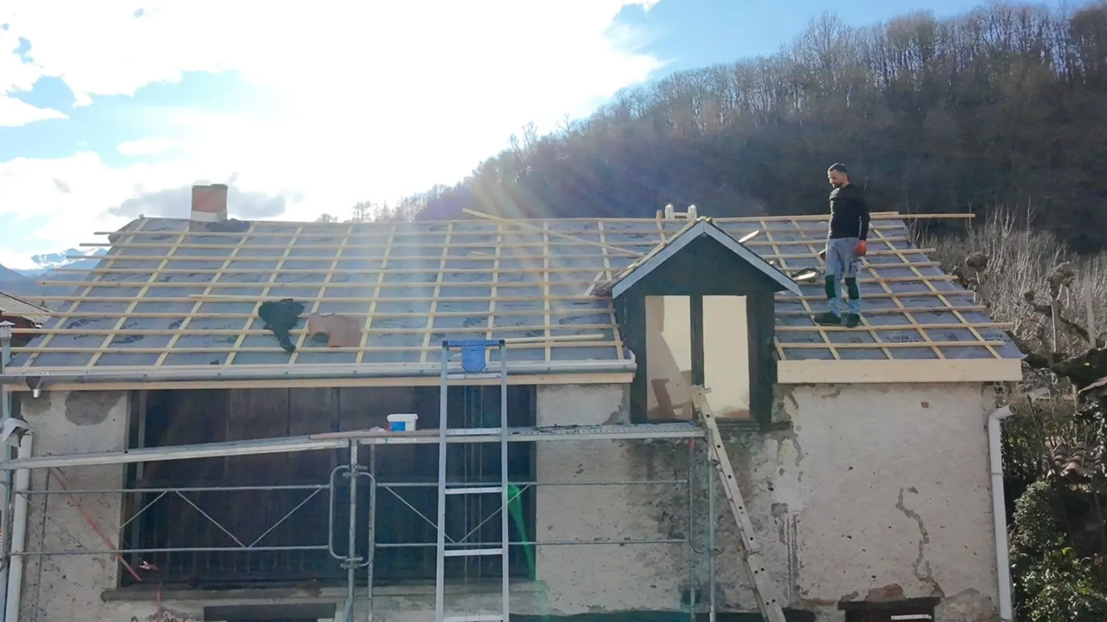 La même maison, toiture ouverte : écran sous-toiture et liteaux neufs