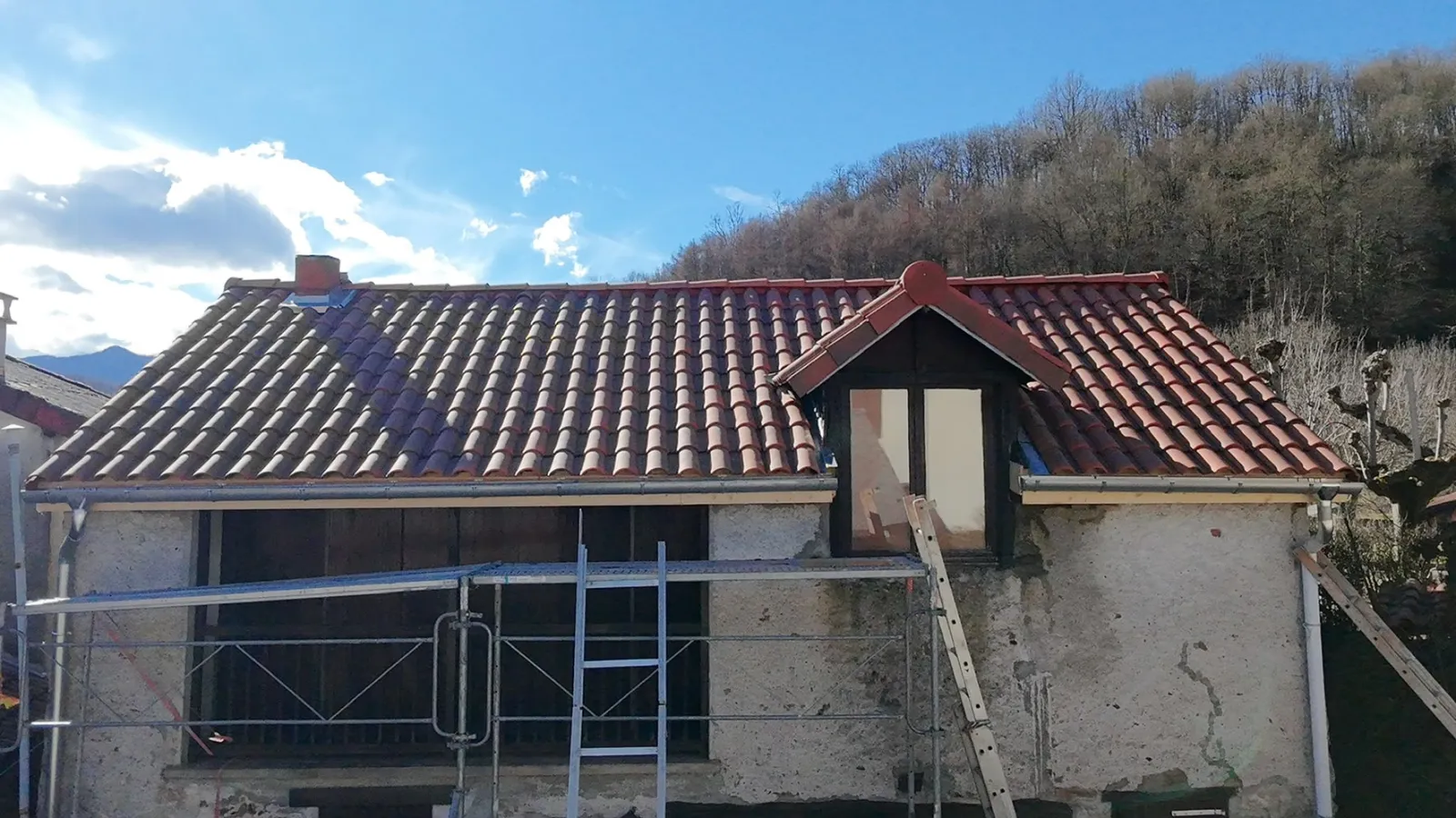 La même maison avec sa couverture en tuiles neuves