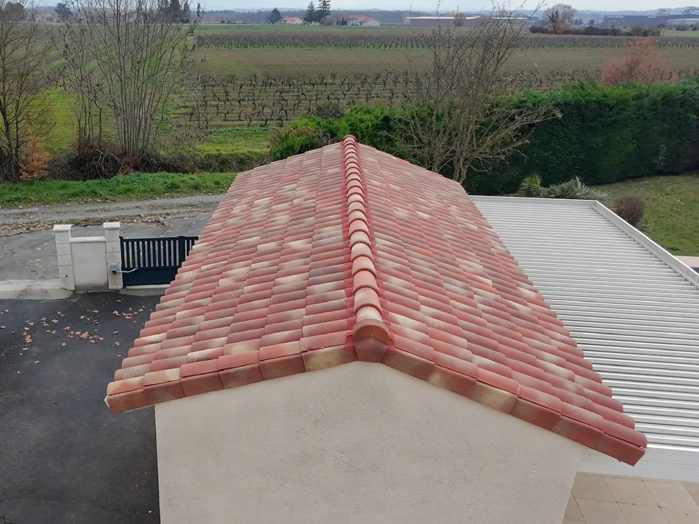 Le même garage couvert en tuiles neuves