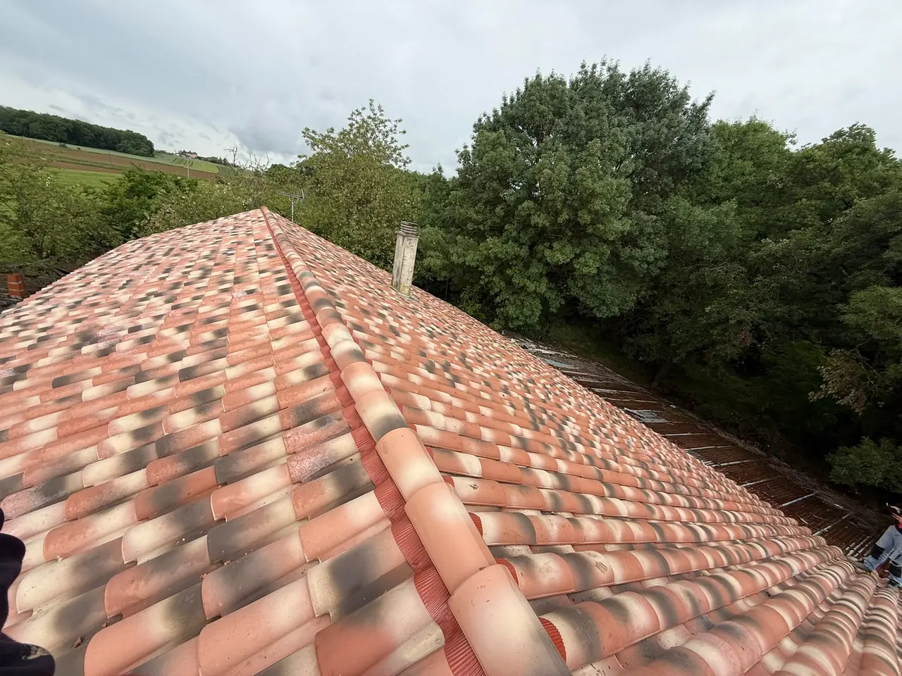 Détail de tuiles neuves aux teintes nuancées
