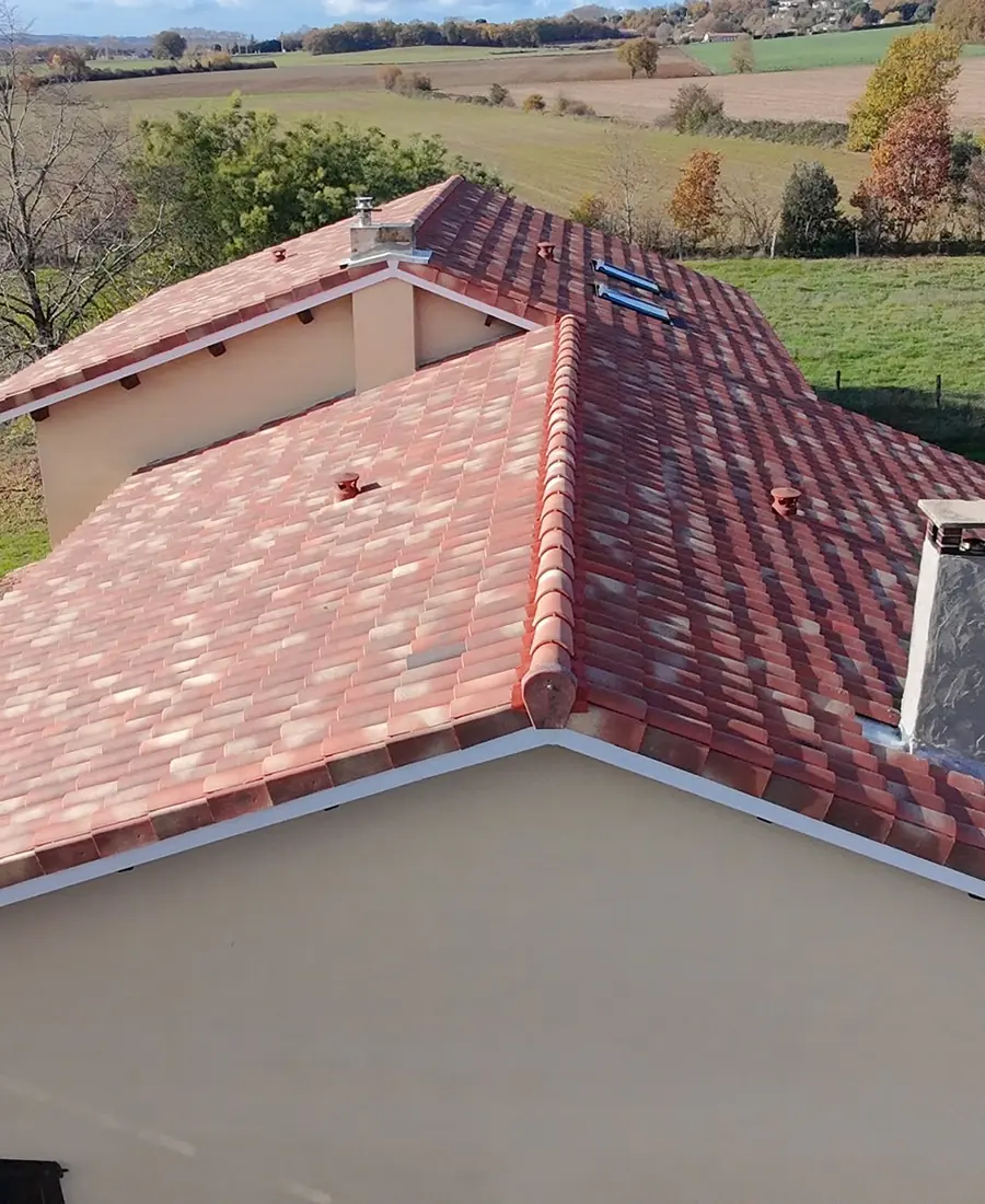 Toiture rénovée en tuiles neuves avec rives et faîtage soignés