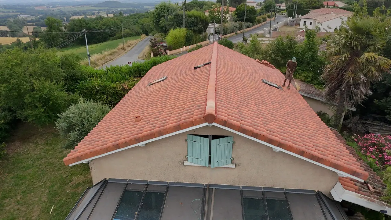Toiture rénovée en tuiles neuves, vue aérienne